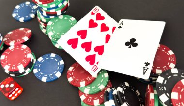 Poker fişleri ve arka planda iskambil kartları. Yüksek kalite fotoğraf