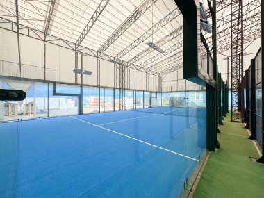 Padel kortu, çizgiler ve kapalı alan. Yüksek kalite fotoğraf