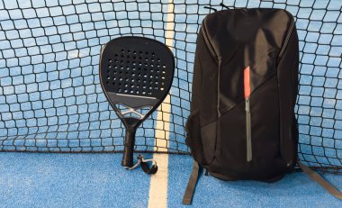 Tenis raketi ve top tenis kortunun çimenli sahasında, fotokopi alanı. Değiştirilmemiş, spor, rekabet, yeşil, doğa ve yaz konsepti. Yüksek kalite fotoğraf
