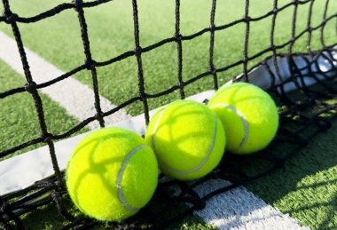 Tenis topu çimen tenis kortunda. Yüksek kalite fotoğraf