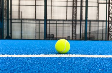  Mavi raket tenis kortunun yanında raket tenis topları, raket spor konsepti. Yüksek kalite fotoğraf