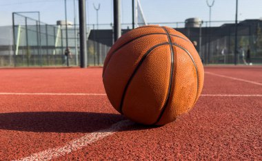 Halka açık bir sahada basketbol topu. Yüksek kalite fotoğraf