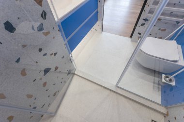 Lüks banyoda leğen, klozet ve küvet var. Yüksek kalite fotoğraf