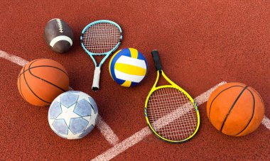 Amerikan futbolu, futbol topu, tenis raketi, tenis topu ve basketbol da dahil olmak üzere çeşitli spor malzemeleri. Yüksek kalite fotoğraf
