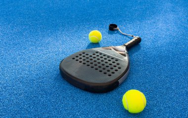 Padel tenis raketi. Kopya alanı olan bir arkaplan. Spor sahası ve toplar. Yüksek kalite fotoğraf