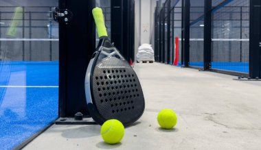 Padel raketi mavi bir kortta top ile. Yüksek kalite fotoğraf