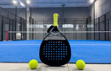 Padel tenis raketi. Kopya alanı olan bir arkaplan. Spor sahası ve toplar. Yüksek kalite fotoğraf