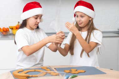 Rahibeler mutfakta Noel kurabiyeleri hazırlayıp oynuyorlar. Noel, yeni yıl konsepti. Yüksek kalite fotoğraf