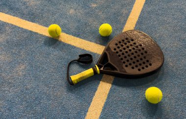 Padel tenis raketi. Kopya alanı olan bir arkaplan. Spor sahası ve toplar. Yüksek kalite fotoğraf