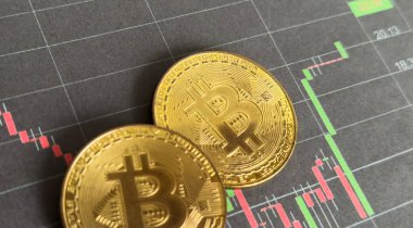 Altın Bitcoin madeni para ve altın yığını. Bitcoin şifreli para birimi. İş konsepti. Yüksek kalite fotoğraf