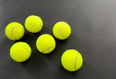 Tenis topları korta saçıldı. Yüksek kalite fotoğraf