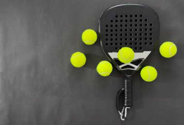 Padel tenis raketi. Kopya alanı olan bir arkaplan. Spor sahası ve toplar. Yüksek kalite fotoğraf