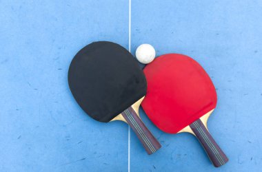 Mavi masada pinpon oynamak için tenis raketleri, masa tenisi konsepti, aktif spor. Yüksek kalite fotoğraf