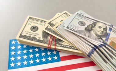 Amerikan parası. Amerikan bayrağına 100 dolar. Dünya ekonomik krizi. Döviz bürosu. Yüksek kalite fotoğraf