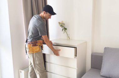 Profesyonel mobilya montajı ve onarım konsepti. Müteahhit tamirci mobilya montajı yapıyor, içeride. Yüksek kalite fotoğraf