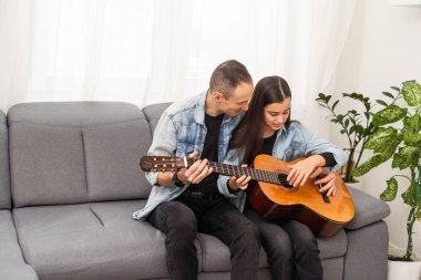 Mutlu aile babası ve kızı gitar çalıyor. Babalar Günü. Yüksek kalite fotoğraf