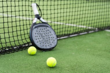 Mavi arka planda doğal ışıklandırması olan beyaz profesyonel raket. Yatay spor temalı poster, tebrik kartları, başlıklar, web sitesi ve uygulama. Yüksek kalite fotoğraf