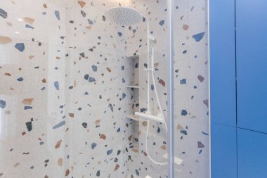 Turkuaz mobilyalı banyo, siyah musluk ve duş. Yüksek kalite fotoğraf