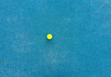  Sarı tenis topu ya da raket tenisi ve mavi kortta beyaz çizgiler. Yatay spor posteri, tebrik kartları, başlıklar, web sitesi. Yüksek kalite fotoğraf