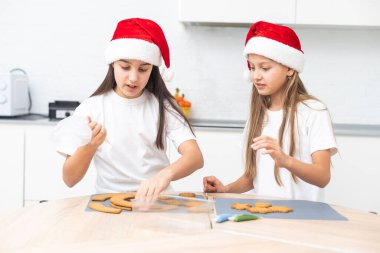 Çocuklar mutfakta Noel kurabiyeleri süslüyor. Yüksek kalite fotoğraf
