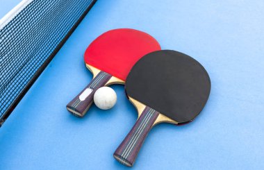 Mavi masada pinpon oynamak için tenis raketleri, masa tenisi konsepti, aktif spor. Yüksek kalite fotoğraf