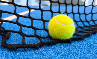 Mavi raket tenis kortu ağı yaklaşıyor. Yüksek kalite fotoğraf