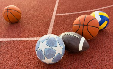 Amerikan futbolu, futbol topu, tenis raketi, tenis topu ve basketbol da dahil olmak üzere çeşitli spor malzemeleri. Yüksek kalite fotoğraf
