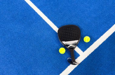 Mavi arka planda siyah profesyonel raket ve top. Yatay spor temalı poster, tebrik kartları, başlıklar, web sitesi ve uygulama. Yüksek kalite fotoğraf