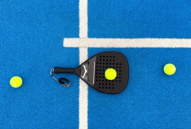  Mavi raket tenis kortunun yanında raket tenis topları, raket spor konsepti. Yüksek kalite fotoğraf