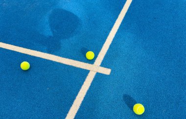 Mavi padel tenis kortu, İHA ile görüntü. Üst Manzara. Yüksek kalite fotoğraf