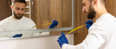 Adam aynayı tamir eder..