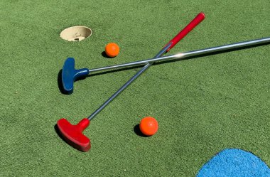 Yakından oyuncu topla mini golf oynuyor. Yüksek kalite fotoğraf