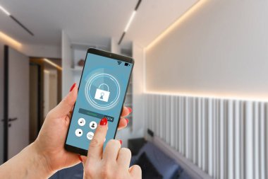 Akıllı telefon, akıllı ev ve modern oda. Yüksek kalite fotoğraf