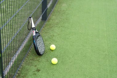 Tenis raketi, top ve ağlar çimlerin üzerinde. Yüksek kalite fotoğraf