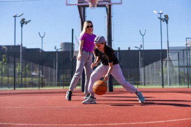Anne ve kızı basketbol oynuyor. Yüksek kalite fotoğraf