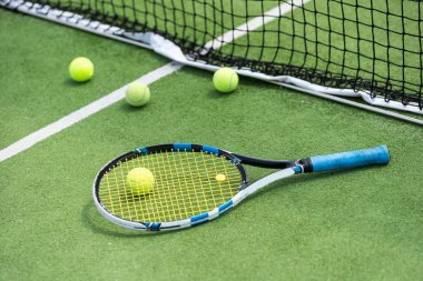 Sahadaki bir rakette tenis topları. Yüksek kalite fotoğraf