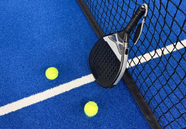 Padel tenis raketi. Kopya alanı olan bir arkaplan. Spor sahası ve toplar. Yüksek kalite fotoğraf