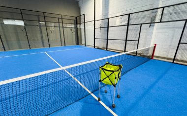  Mavi kortlu yüzgeçli tenis kortu. Yüksek kalite fotoğraf