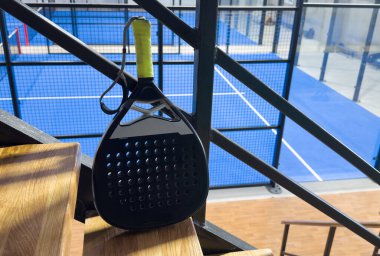 Padel raketi bir top ile bir padel kortunda. Yüksek kalite fotoğraf