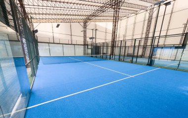 Mavi tenis padel kortu çimenliği. Yüksek kalite fotoğraf