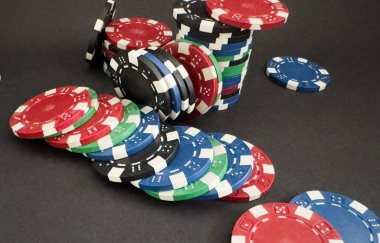 Siyah kumarhane masasında farklı renkte poker fişleri, maç üstüne kazanç. Tehlike oyunu kavramı. Yüksek kalite fotoğraf