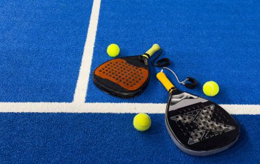 Siyah profesyonel raket tenis raketi ve mavi arka planda doğal ışıklandırmalı top. Yatay spor temalı poster, tebrik kartları, başlıklar, web sitesi ve uygulama. Yüksek kalite fotoğraf