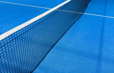  İnternetteki padel Court 'ta. Mavi sahada tenis ağıyla oynanan aktif bir maç ve insan yok. Yüksek kalite fotoğraf
