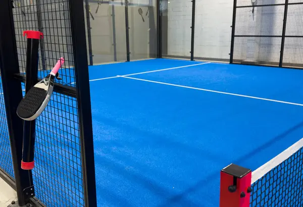 Padel raketi bir top ile bir padel kortunda. Yüksek kalite fotoğraf