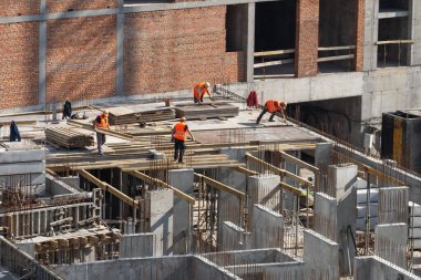 İnşaat alanındaki işçinin hava görüntüsü. Yüksek kalite fotoğraf