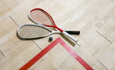 Squash raketleri ve top saha zemininde, üst manzara. Yüksek kalite fotoğraf