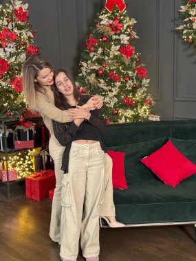 Mutlu bir annenin kızına sarılmasının yakın çekimi, rahat bir evde Noel havası. Yüksek kalite fotoğraf
