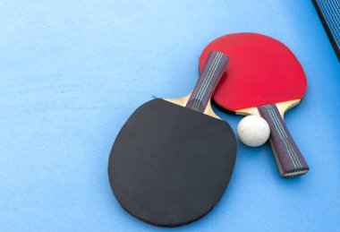 Masa tenisi ya da masa tenisi raketi ve toplar mavi bir masada. Yüksek kalite fotoğraf