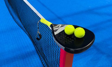 Padel raketi bir top ile bir padel kortunda. Yüksek kalite fotoğraf