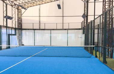 Padel kortu, çizgiler ve kapalı alan. Yüksek kalite fotoğraf